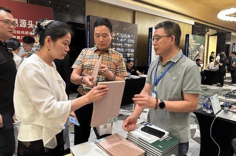 讲解了兔宝宝的工装产品,讲解内容全程围绕酒店工程的核心需求展开